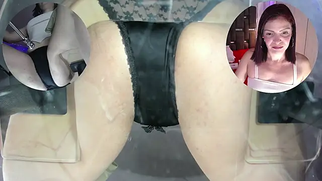 Snapshot of KatteMoss chatting on November 2025 08:30:01 PM KatteMoss online show from November 2025 08:30:01 PM