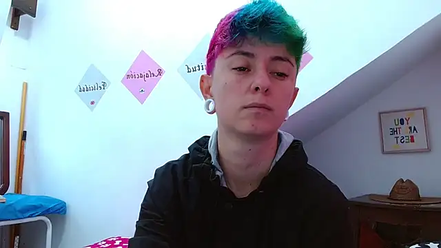 Snapshot of tomboyblue chatting on October 2025 01:48:02 PM tomboyblue online show from October 2025 01:48:02 PM