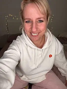 MariaValentine online show from December 2025 04:02:01 PM