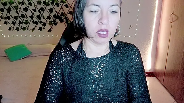 Snapshot of Lady_breaks_hearts chatting on December 2025 11:05:01 AM Lady breaks hearts online show from December 2025 11:05:01 AM