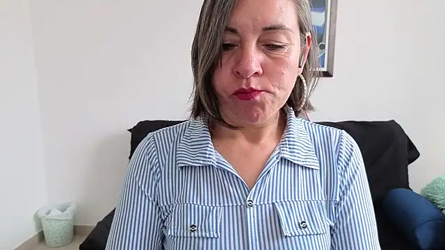 Snapshot of Lady_breaks_hearts chatting on January 2026 01:48:02 PM Lady breaks hearts online show from January 2026 01:48:02 PM