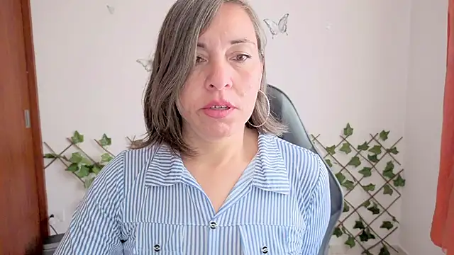 Snapshot of Lady_breaks_hearts chatting on February 2026 12:42:01 PM Lady breaks hearts online show from February 2026 12:42:01 PM