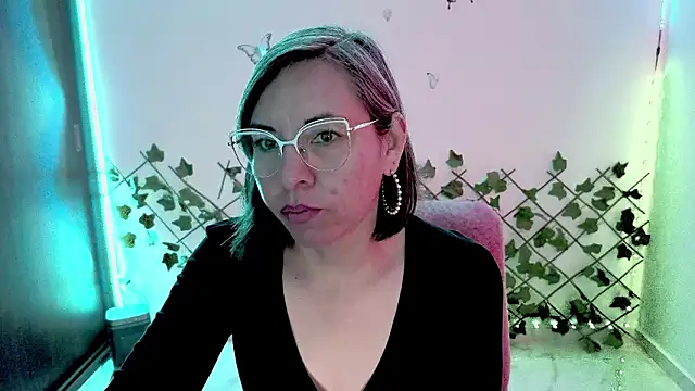 Snapshot of Lady_breaks_hearts chatting on February 2026 01:07:01 PM Lady breaks hearts online show from February 2026 01:07:01 PM