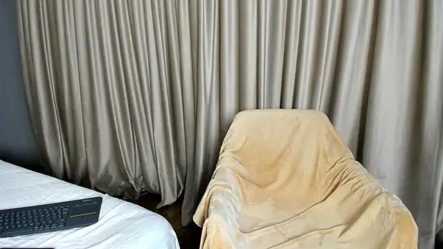 Snapshot of Project-Raven chatting on November 2025 04:44:01 PM Project-Raven online show from November 2025 04:44:01 PM