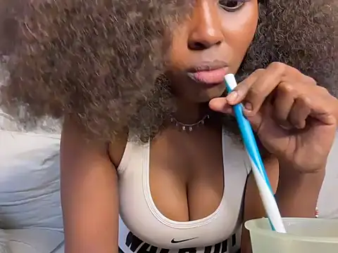 Snapshot of Chocolate_queen2 chatting on June 2026 04:33:02 AM Chocolate queen2 online show from June 2026 04:33:02 AM