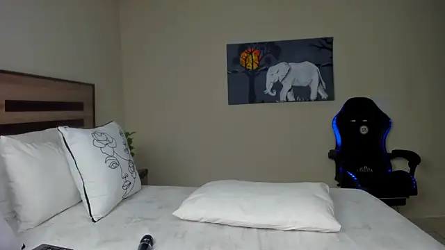 Snapshot of Renee-18 chatting on September 2025 03:52:02 AM Renee-18 online show from September 2025 03:52:02 AM