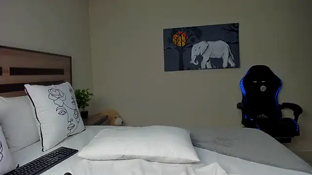 Snapshot of Renee-18 chatting on October 2025 10:28:02 PM Renee-18 online show from October 2025 10:28:02 PM