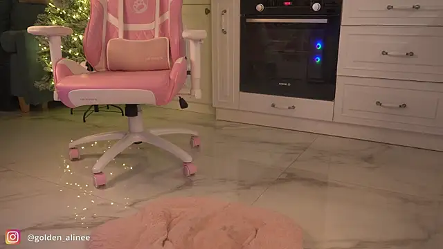 Snapshot of Golden_Aline chatting on January 2025 09:12:01 PM Golden Aline online show from January 2025 09:12:01 PM