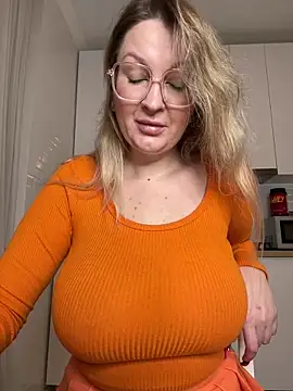 Snapshot of Teya_moon_ chatting on November 2025 07:16:01 PM Teya moon online show from November 2025 07:16:01 PM