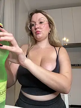 Snapshot of Teya_moon_ chatting on November 2025 07:14:02 PM Teya moon online show from November 2025 07:14:02 PM