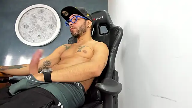 Snapshot of Bryan_Bronx chatting on February 2025 03:20:01 PM Bryan Bronx online show from February 2025 03:20:01 PM