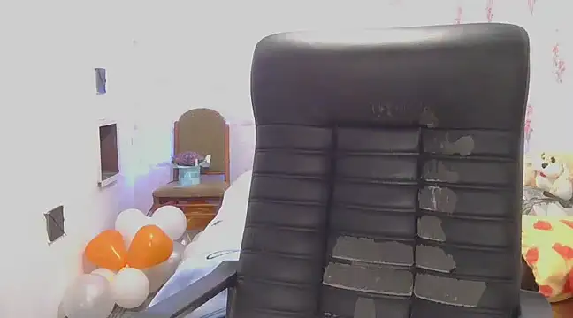 Snapshot of KittyyLaBeauty chatting on January 2025 12:17:01 PM KittyyLaBeauty online show from January 2025 12:17:01 PM