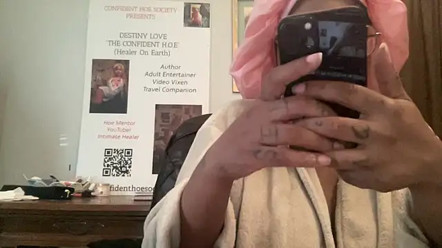 MommyConfident online show from April 2026 09:39:01 PM