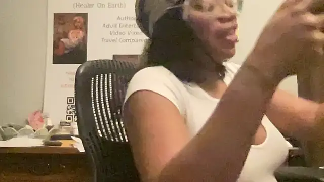 Snapshot of MommyConfident chatting on June 2026 05:39:01 AM MommyConfident online show from June 2026 05:39:01 AM