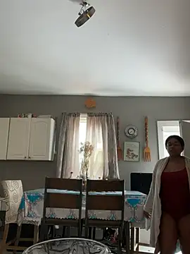 Snapshot of MommyConfident chatting on July 2026 03:15:01 PM MommyConfident online show from July 2026 03:15:01 PM