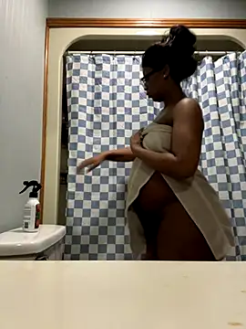 Snapshot of KLoveeee chatting on November 2025 01:04:02 AM KLoveeee online show from November 2025 01:04:02 AM