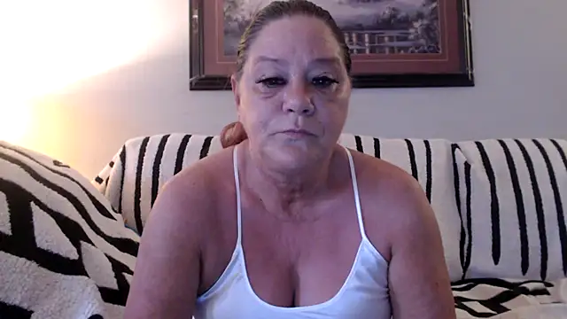 Snapshot of LexxiLeeds chatting on May 2026 10:43:02 AM LexxiLeeds online show from May 2026 10:43:02 AM