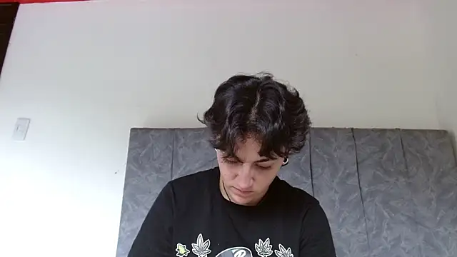 Snapshot of linda_33 chatting on November 2025 04:12:02 PM linda 33 online show from November 2025 04:12:02 PM