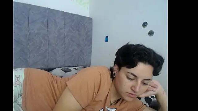 Snapshot of linda_33 chatting on November 2025 01:57:02 PM linda 33 online show from November 2025 01:57:02 PM