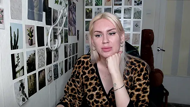 Snapshot of CapriScorpion chatting on November 2025 12:22:02 PM CapriScorpion online show from November 2025 12:22:02 PM