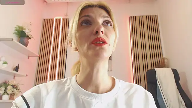 Snapshot of RileyLanna chatting on November 2025 04:33:02 AM RileyLanna online show from November 2025 04:33:02 AM