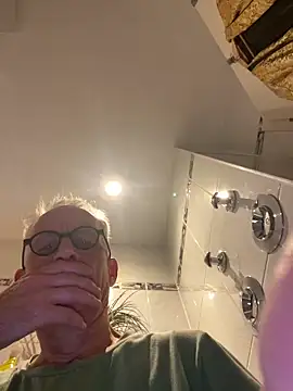 Snapshot of Frank22xx chatting on October 2025 08:39:01 PM Frank22xx online show from October 2025 08:39:01 PM