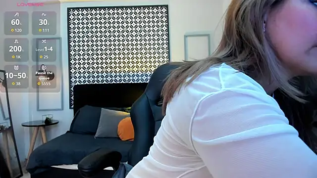 Snapshot of Melanie_silver_ chatting on November 2025 08:53:01 PM Melanie silver online show from November 2025 08:53:01 PM