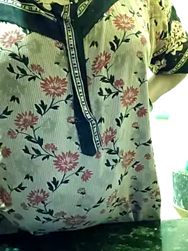 Snapshot of Aaradhya chatting on December 2024 01:14:01 AM Aaradhya online show from December 2024 01:14:01 AM