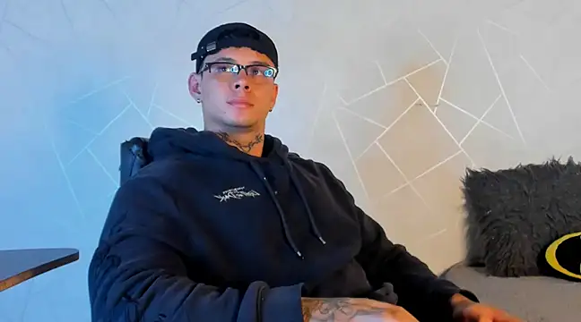 Snapshot of NoahhBrown chatting on January 2025 04:10:02 AM NoahhBrown online show from January 2025 04:10:02 AM