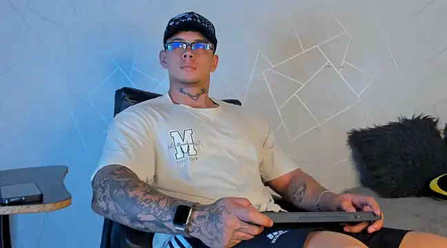 Snapshot of NoahhBrown chatting on January 2025 04:25:02 AM NoahhBrown online show from January 2025 04:25:02 AM