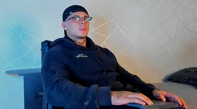 Snapshot of NoahhBrown chatting on January 2025 03:20:01 AM NoahhBrown online show from January 2025 03:20:01 AM