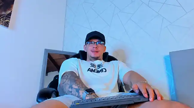 Snapshot of NoahhBrown chatting on February 2025 03:21:01 AM NoahhBrown online show from February 2025 03:21:01 AM