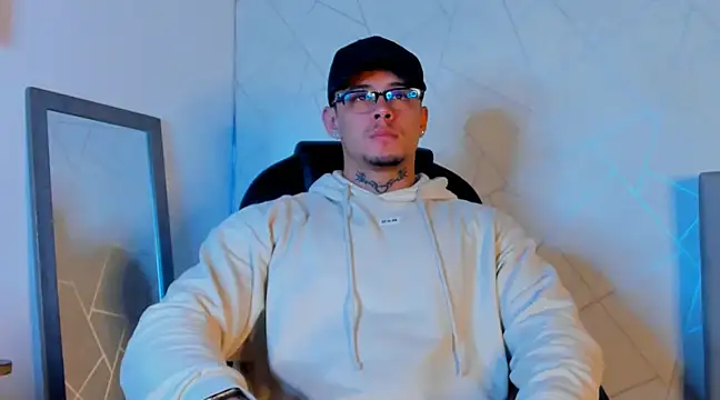 Snapshot of NoahhBrown chatting on February 2025 03:34:02 AM NoahhBrown online show from February 2025 03:34:02 AM