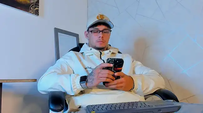 Snapshot of NoahhBrown chatting on February 2025 03:35:01 AM NoahhBrown online show from February 2025 03:35:01 AM