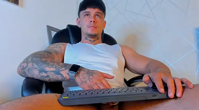 Snapshot of NoahhBrown chatting on March 2025 07:10:01 AM NoahhBrown online show from March 2025 07:10:01 AM