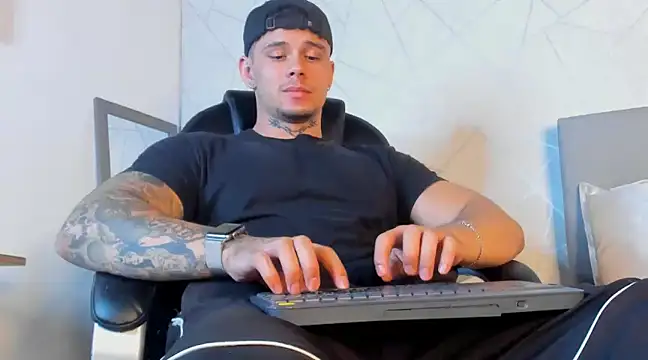 Snapshot of NoahhBrown chatting on March 2025 03:08:01 AM NoahhBrown online show from March 2025 03:08:01 AM