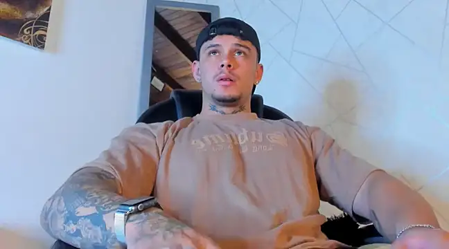 Snapshot of NoahhBrown chatting on March 2025 03:17:01 AM NoahhBrown online show from March 2025 03:17:01 AM