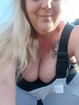 BecciDeluxe online show from March 2026 03:48:02 PM