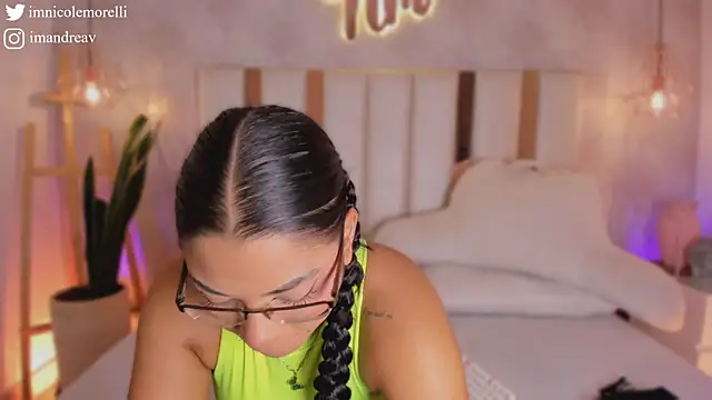 Snapshot of Nicolemorelli2 chatting on November 2025 12:18:01 PM Nicolemorelli2 online show from November 2025 12:18:01 PM