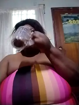 Snapshot of MATUREBUSSTY chatting on October 2025 04:30:02 PM MATUREBUSSTY online show from October 2025 04:30:02 PM