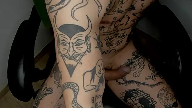 Snapshot of layneinchains chatting on December 2024 06:01:02 AM layneinchains online show from December 2024 06:01:02 AM