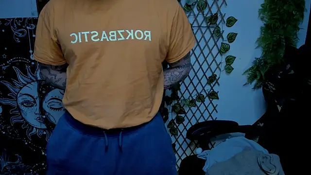 Snapshot of layneinchains chatting on February 2025 02:49:02 AM layneinchains online show from February 2025 02:49:02 AM