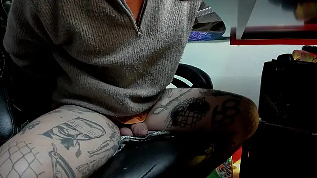 Snapshot of layneinchains chatting on February 2025 06:02:02 AM layneinchains online show from February 2025 06:02:02 AM