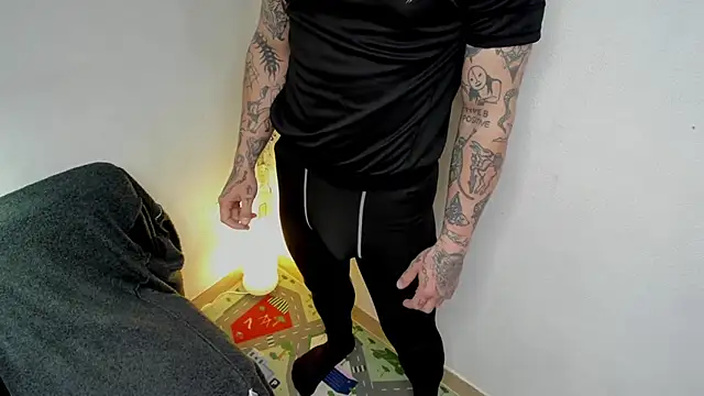 Snapshot of layneinchains chatting on November 2025 08:37:01 AM layneinchains online show from November 2025 08:37:01 AM