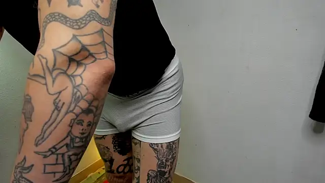 Snapshot of layneinchains chatting on November 2025 04:49:02 PM layneinchains online show from November 2025 04:49:02 PM