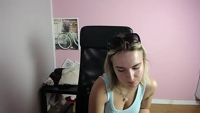Snapshot of viktoria_lovely chatting on June 2026 07:02:01 AM viktoria lovely online show from June 2026 07:02:01 AM
