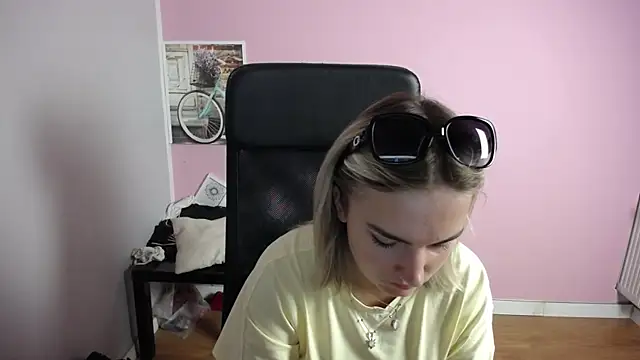 Snapshot of viktoria_lovely chatting on July 2026 08:06:01 AM viktoria lovely online show from July 2026 08:06:01 AM