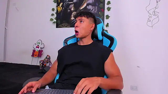 Snapshot of Bray_Kevin chatting on December 2024 12:33:01 AM Bray Kevin online show from December 2024 12:33:01 AM