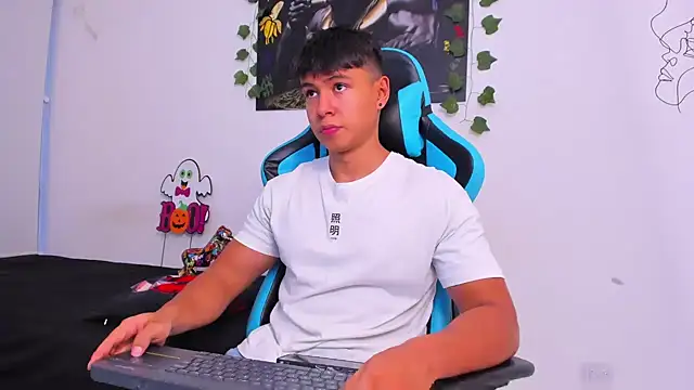 Snapshot of Bray_Kevin chatting on December 2024 10:59:01 PM Bray Kevin online show from December 2024 10:59:01 PM