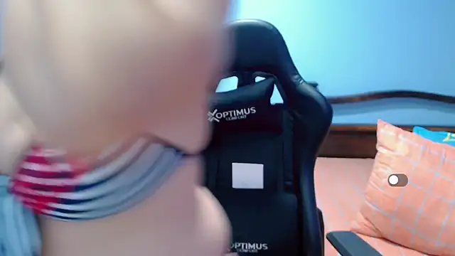 Snapshot of Lily_Benet1 chatting on November 2025 10:19:01 PM Lily Benet1 online show from November 2025 10:19:01 PM